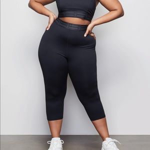 Good American icon crop leggings black size 6 (plus size)